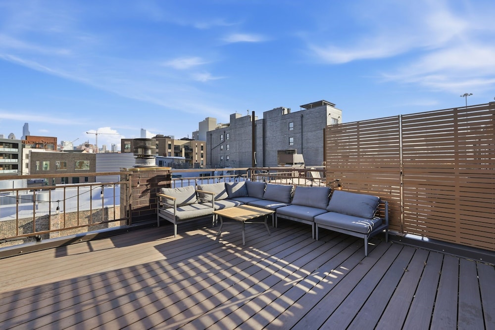 River West Modern 4-bd Home With Patio Balcony