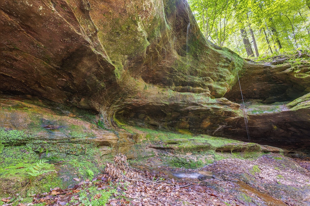 Secluded Cabin w/ Hot Tub in Hocking Hills