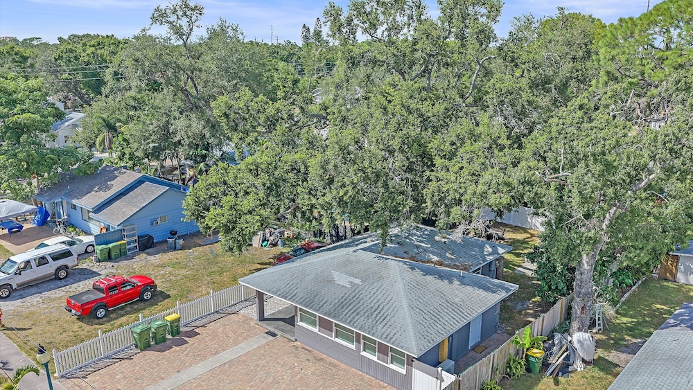 Urban Nest On 8th 4 Bedroom Home