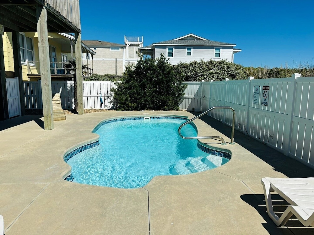 Clamelot 4 Bedroom Home by RedAwning