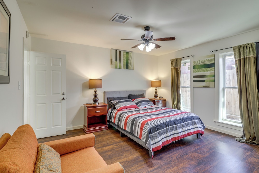Pool Table & Patio w/ Bar: Spacious Houston Gem!