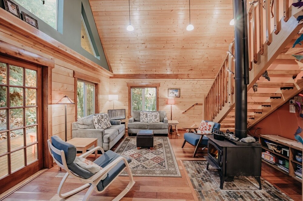 21gs - Log - Pets Ok - Sleeps 6 3 Bedroom Home by RedAwning