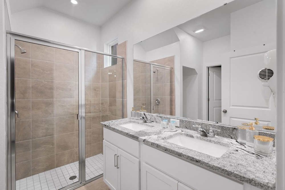 Chic 6 Bedroom Solara Home Pool and Themed Rooms
