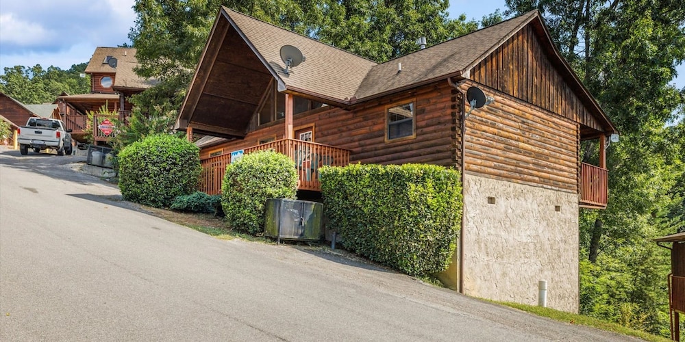 Smoky Mtn Lux Cabin Hot Tub Pool Views