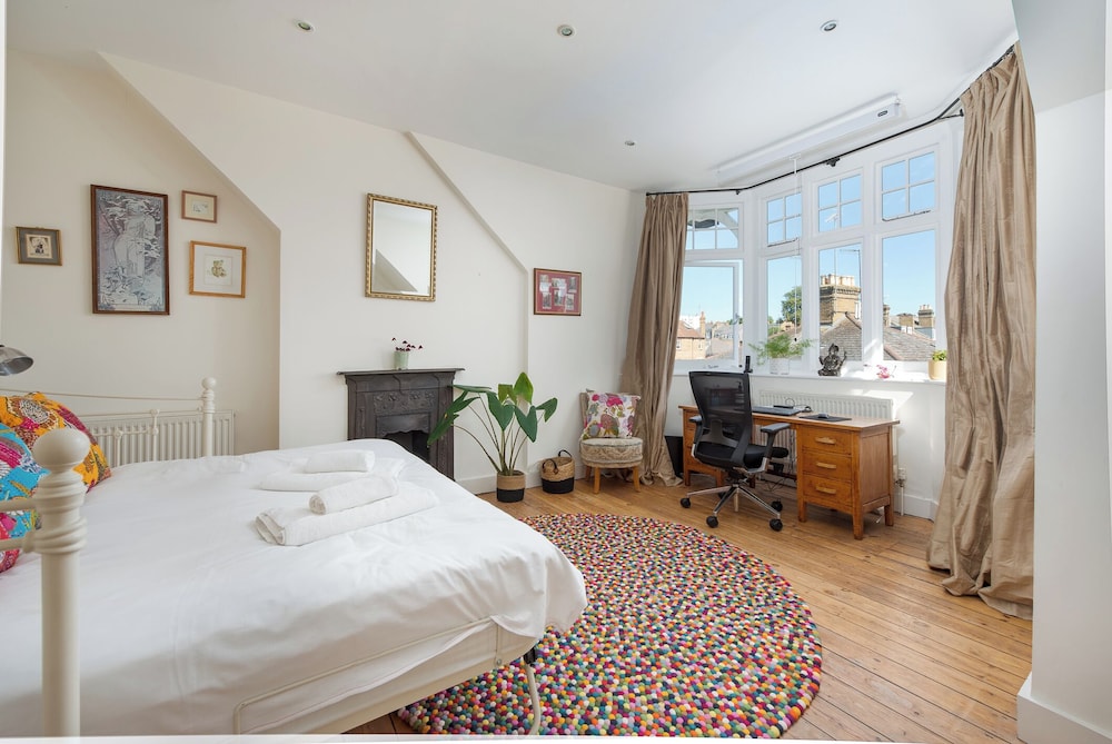 Delightful Family Home in Picturesque Richmond by Underthedoormat view 2