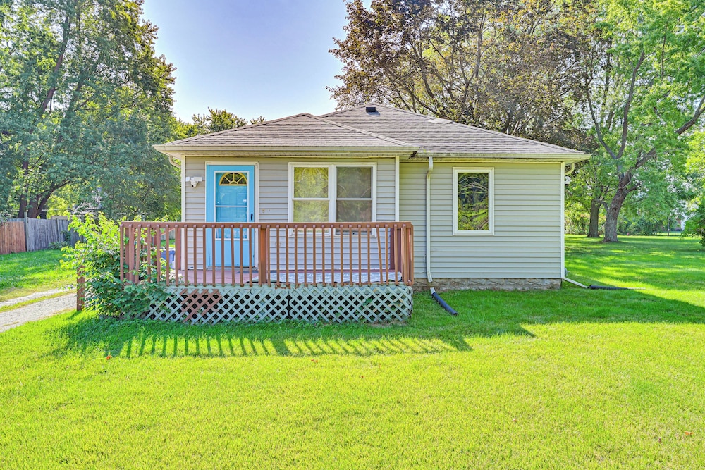 4 Mi to Lake Michigan: Updated Benton Harbor Home!