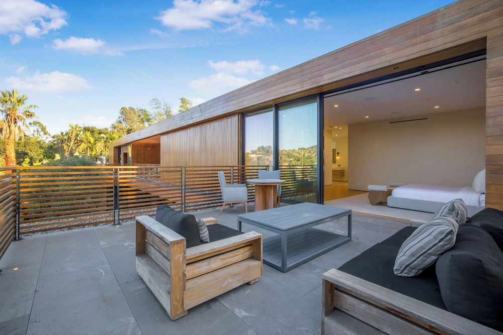 Oak Pass Manor: Indoor-outdoor Luxury With Pool, Sauna & Panoramic Views