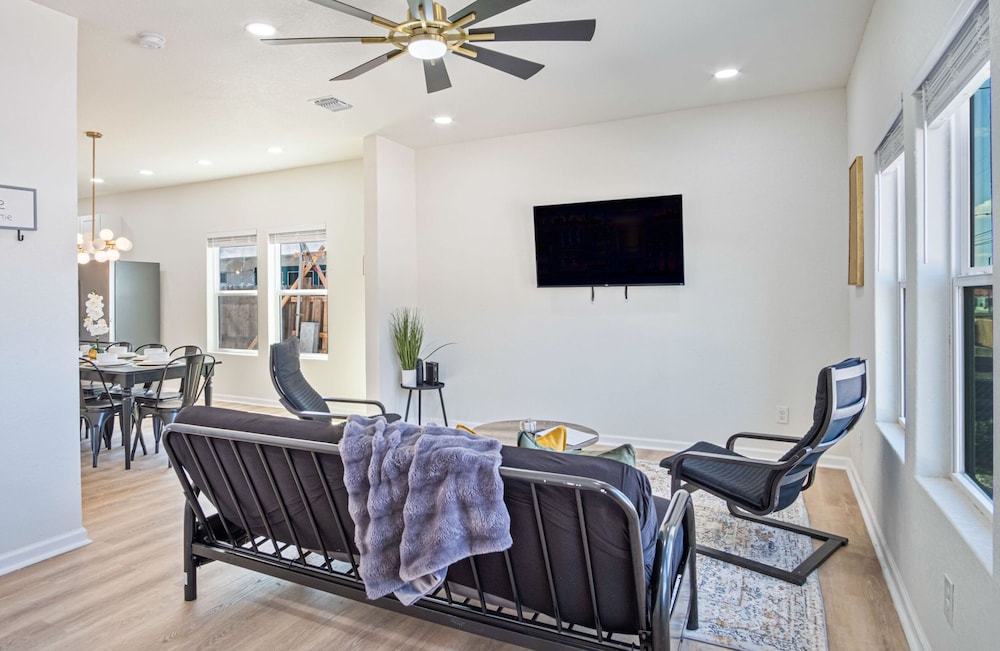 Perfect Spot to Relax 4BR 3BA Near Dtown Hemisfair