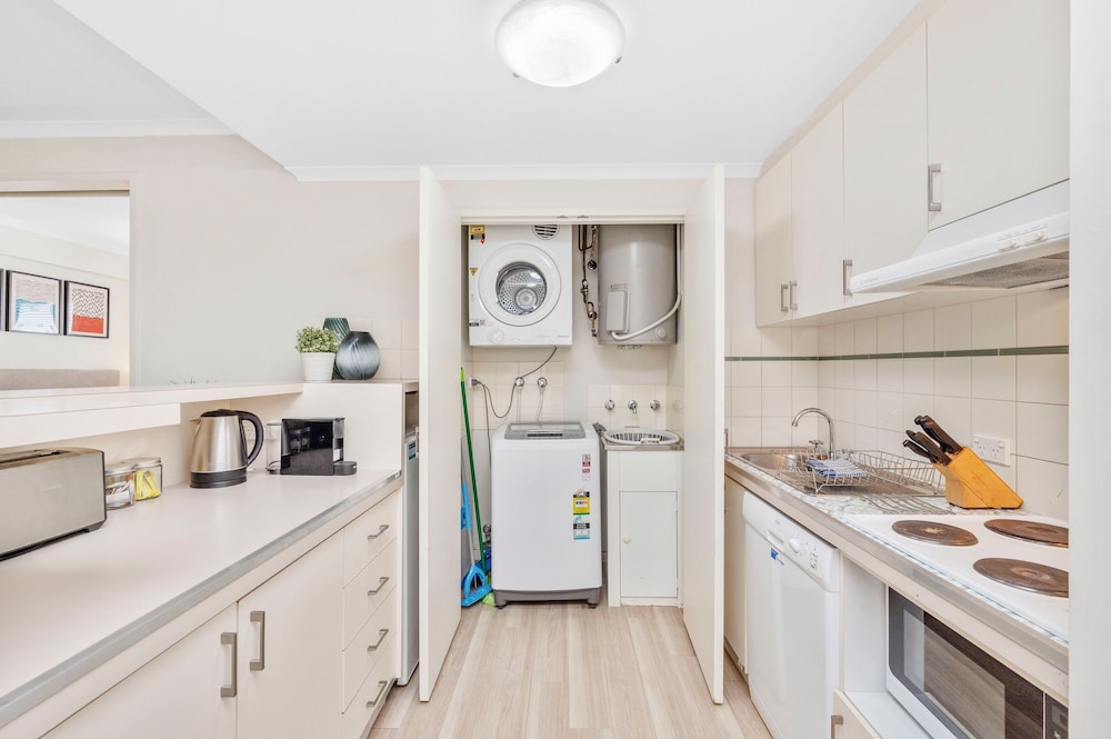 Spacious 1bdr Fast Wi-fi Near RAC Arena