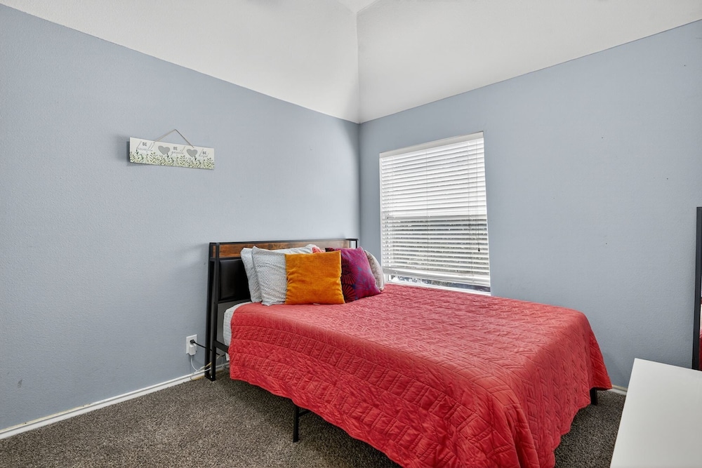 San Antonio Oasis Hot Tub & Pool Access 4 Bedroom Home
