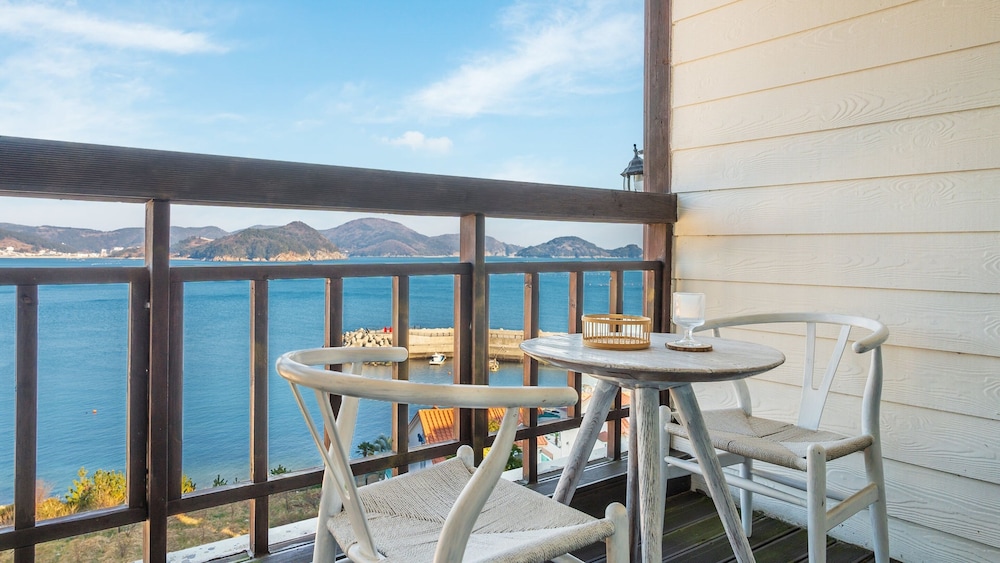 Geoje Kkachi and Santorini Pension