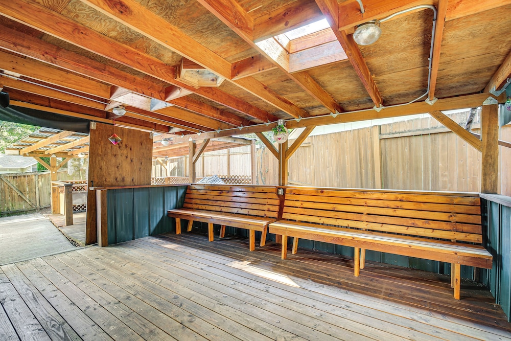 3 Mi to U of O Pet-friendly Home w/ Covered Deck!