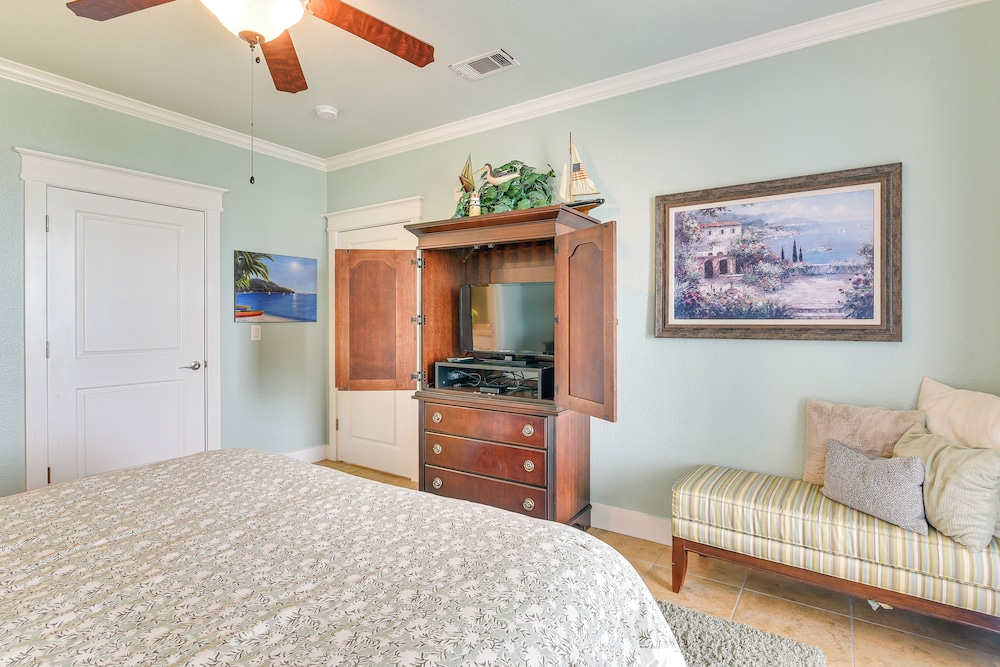 Walk to Beach: Condo w/ Bay View in Galveston