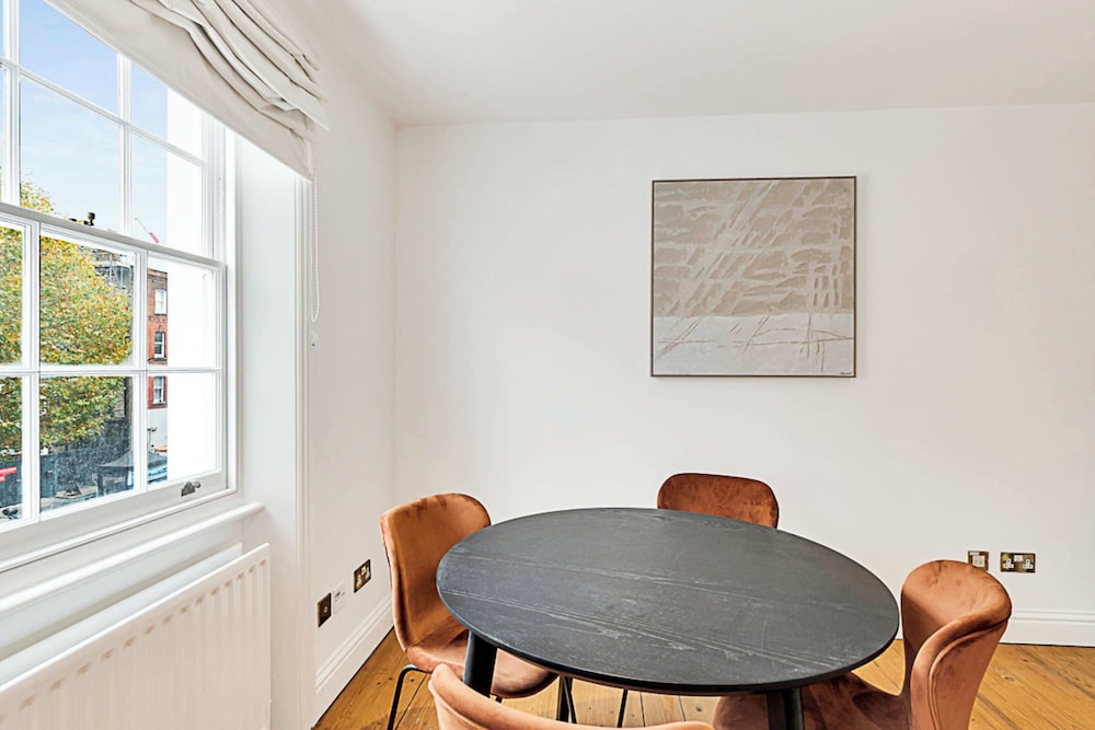 One-bedroom Abode With A Balcony In Central London