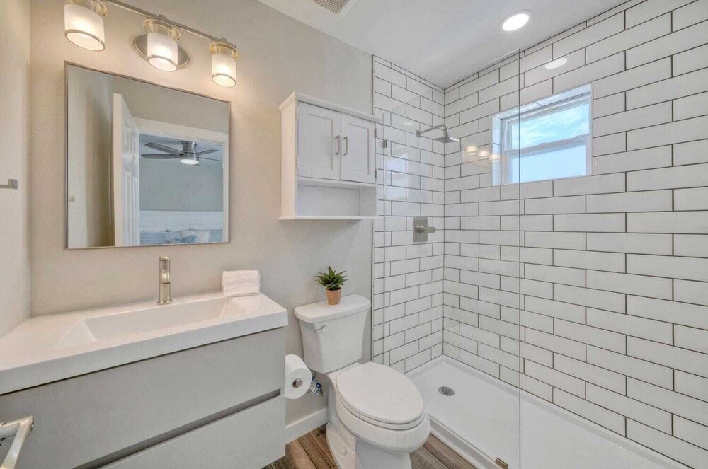 Sleeps 16 2 Homes, Priv Pool, Ping-pong 1block to Alister St. Shops & Dining