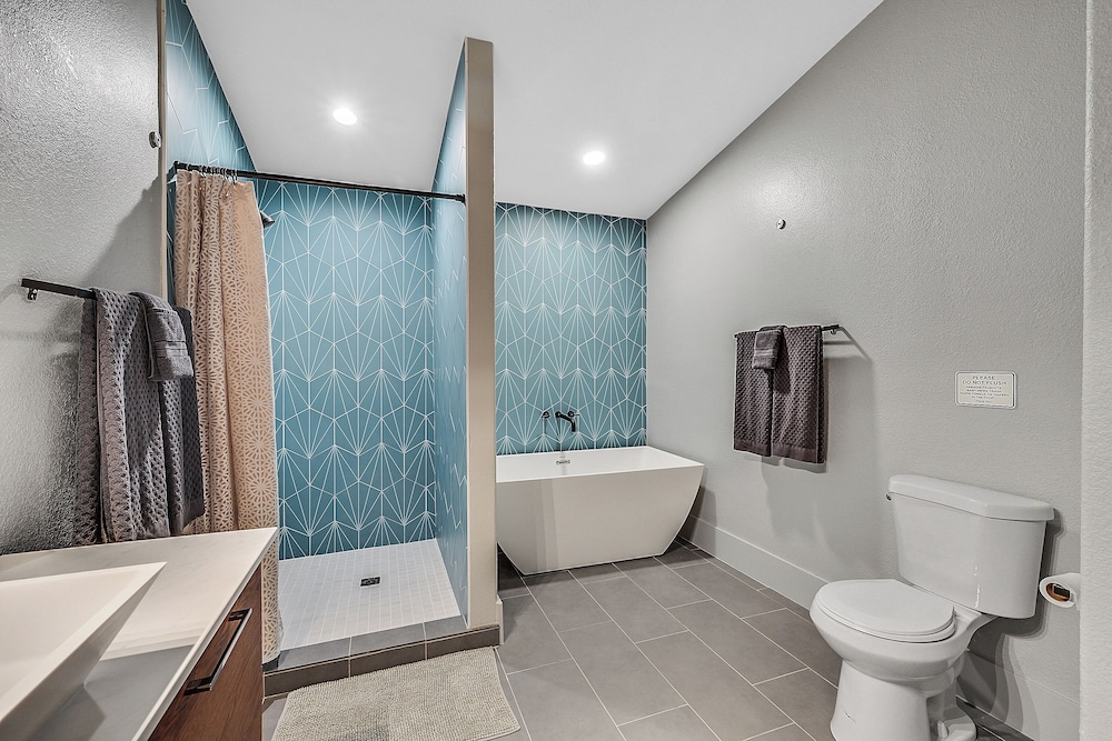 Villa - 8 Bedrms 5 Bths 15 Beds