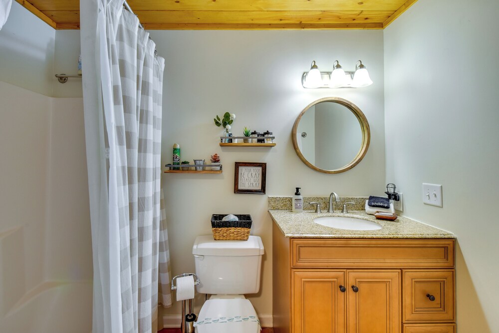6 Miles to Helen: Cabin w/ Hot Tub & Views!