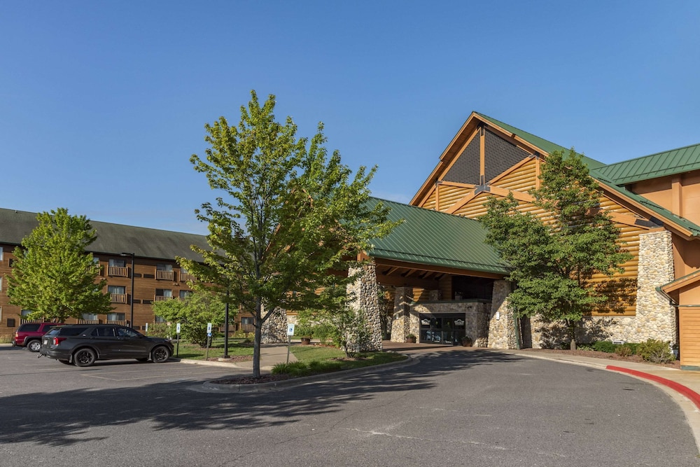 Three Bears Waterpark Resort Near Tomah, Ascend Collection Hotel