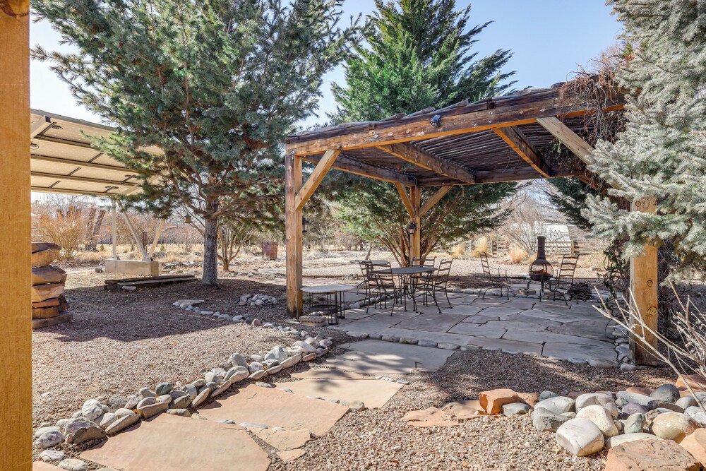 Artsy Studio w/ Patio: 25 Mi to Santa Fe