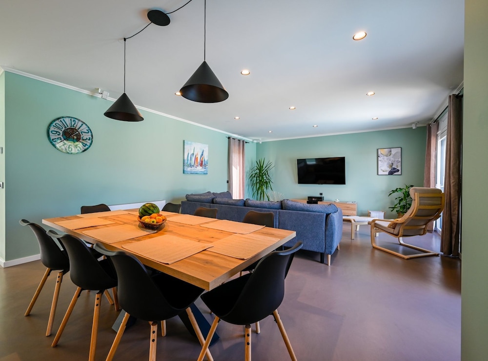 Matohanci Dazzling Villa With Pool