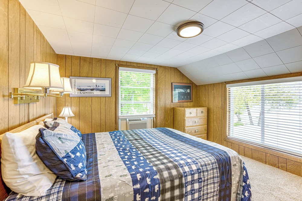 Autumn Escape on Glen Lake: Waterfront Cottage!