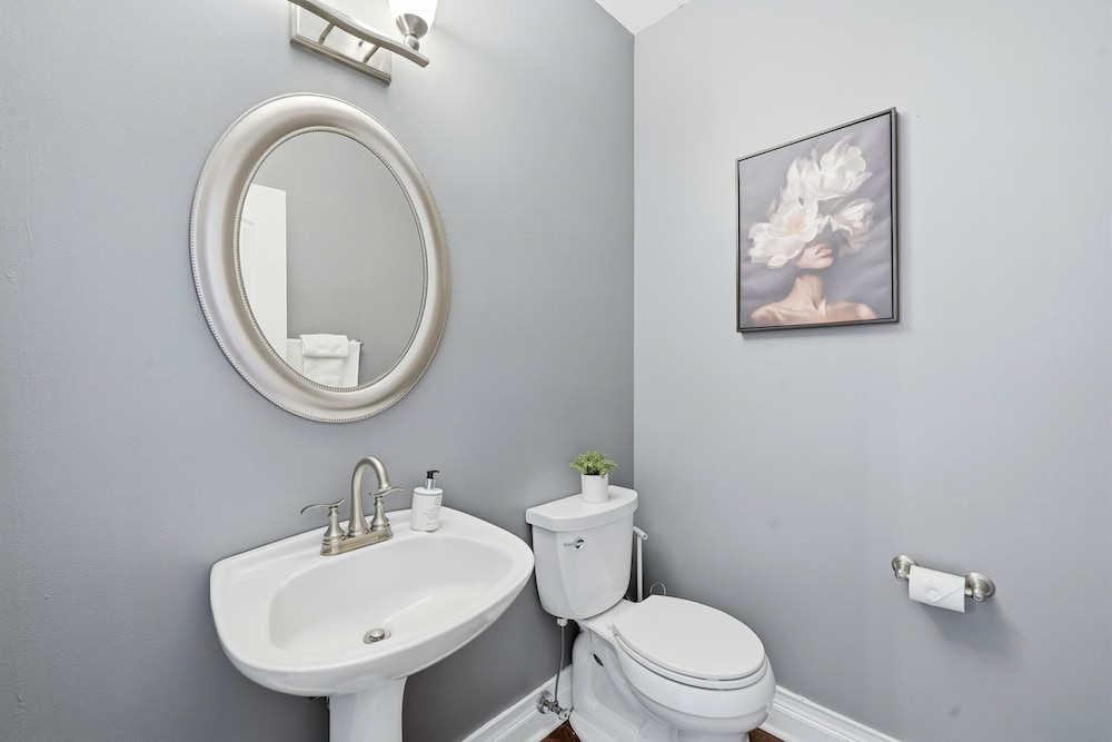 River West Modern 4-bd Home With Patio Balcony