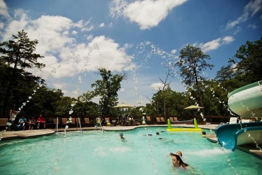 A Suitetastic View - 4 Bedrooms, 4 Baths, Sleeps 12 Home by RedAwning