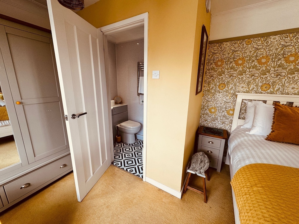Luxury Adult-only 2-bedroom Bungalow With Hot Tub