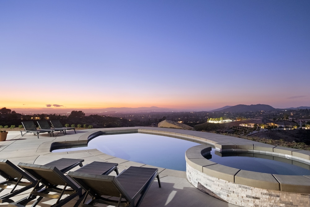 Chateau Evie James -high End Luxury Home W/pool,hot Tub,gameroom 5 Bedroom Home by RedAwning