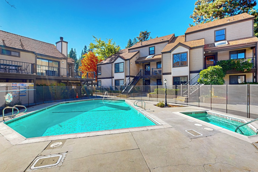 3 BR Lake Condo w/ Shared Pool & Spa