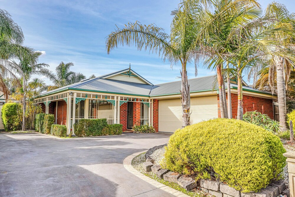 StayAU Family Retreat w/Pool Table in Cranbourne