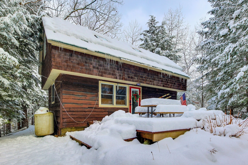 Cozy Ski Retreat! 3 Mi to Okemo Mtn Slopes