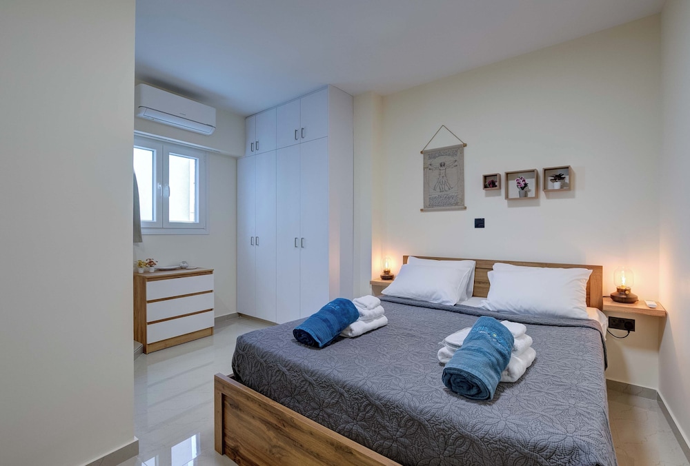 75 Prokymea- Steps From the Sea, Downtown, Balcony