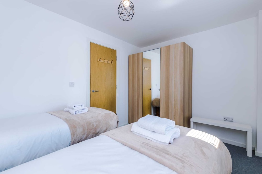 Stunning 2-bed Apartment With Allocated Parking view 3