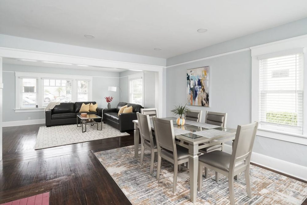Bankers Hill Bliss Chic Roomy Home Near Airport view 4