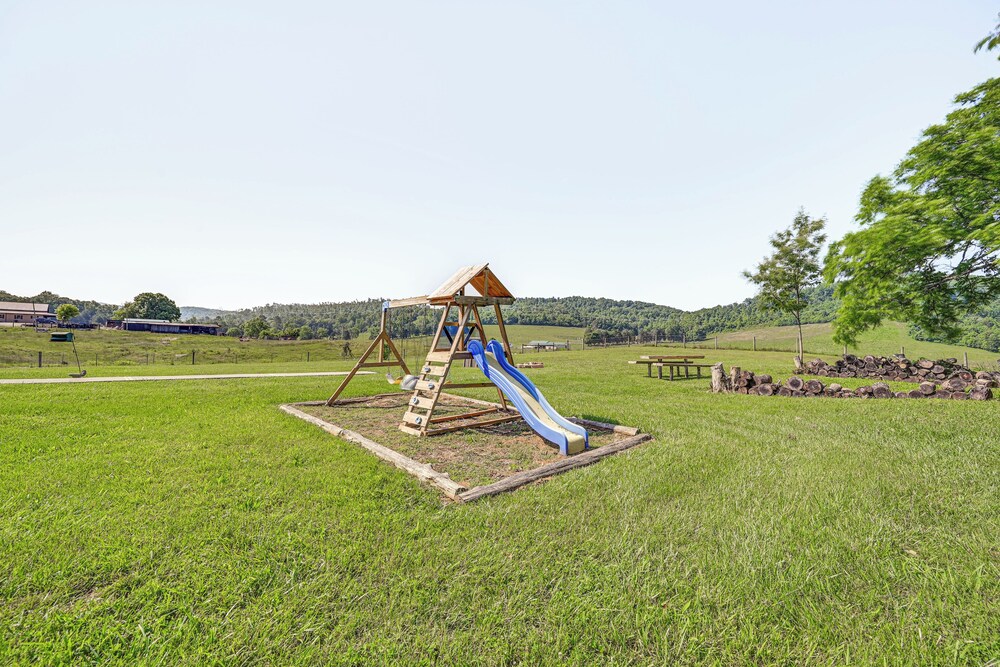 Near Dtwn Somerset: Tranquil Getaway w/ Fire Pit