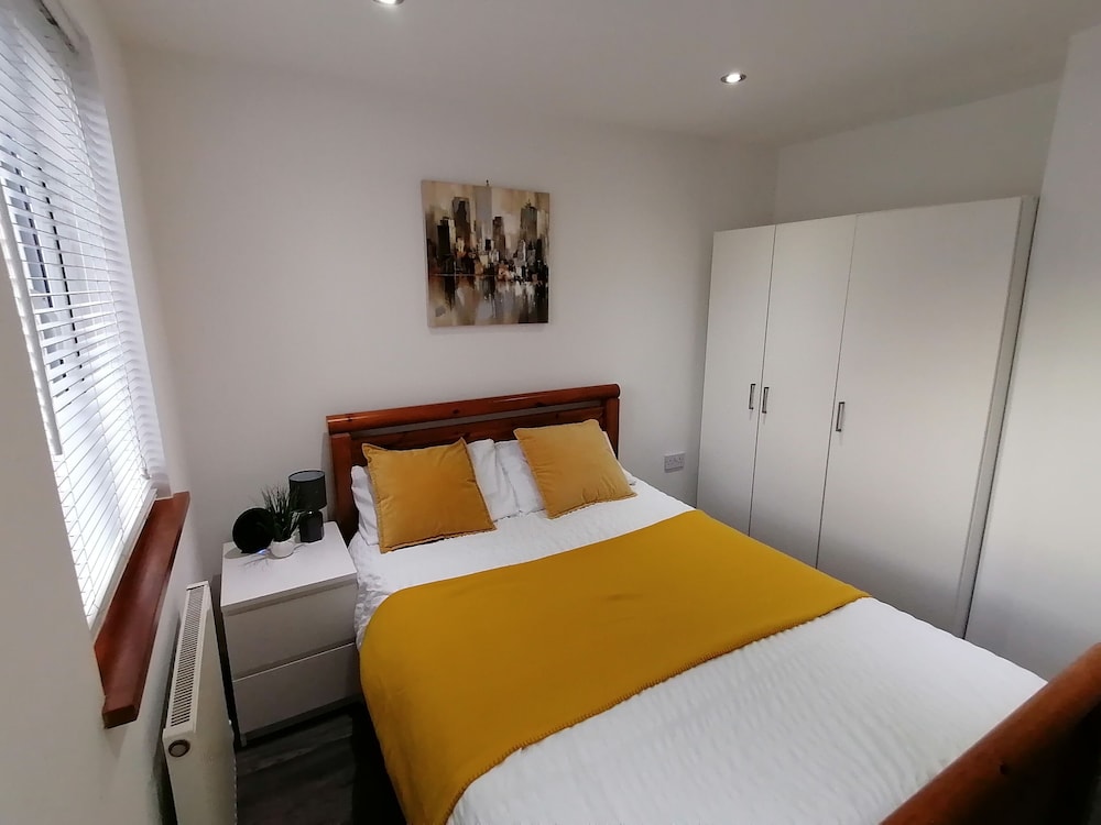 Charming 1-bed Apartment in Coventry view 5