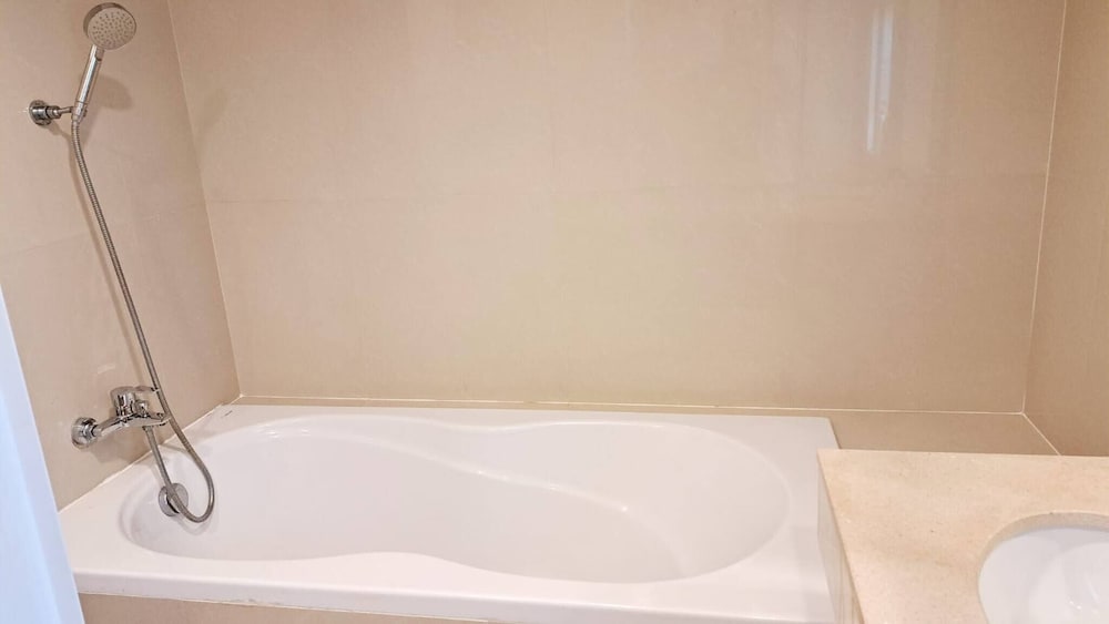6D - 3 Bedroom Downtown Apartment With Shared Pool