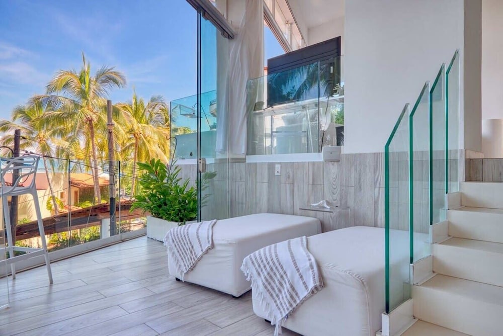 Luxury 1BR APT - Beach View - Jacuzzi - King Bed