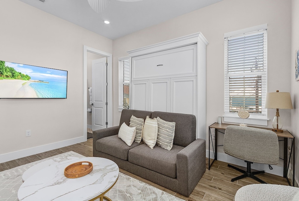 209 Seabreeze Escape: NEW Spacious 5-Bedroom Pool Home 5 Home