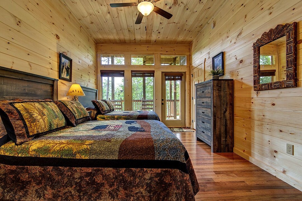 Chateaux Nirvana - 5 Bedrooms, 5 Baths, Sleeps 20 Home by RedAwning