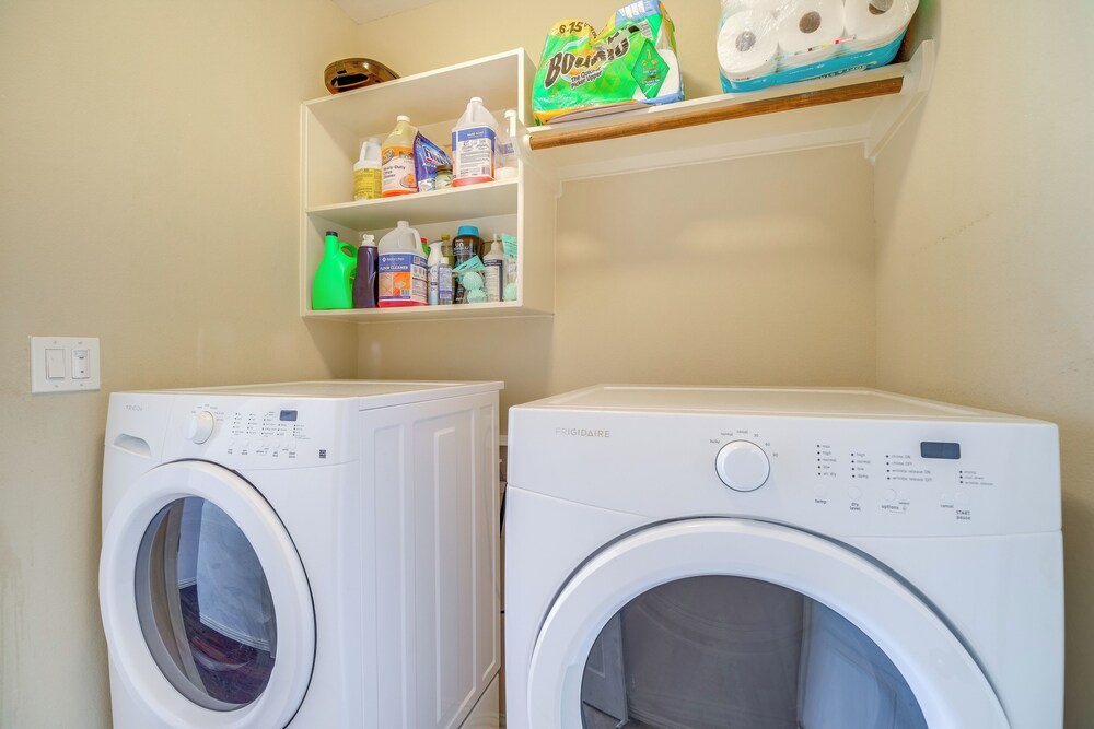 22 Mi to Dtwn Houston: Spacious Baytown Home!