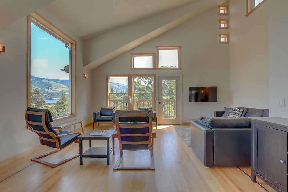 Hutson's Bridgeview **30 Day Minimum** 4 Bedroom Home by RedAwning