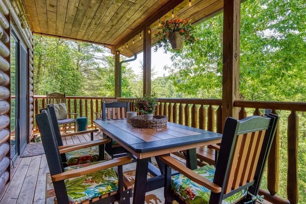 Hillbilly Hideaway 4 Bedroom Cabin
