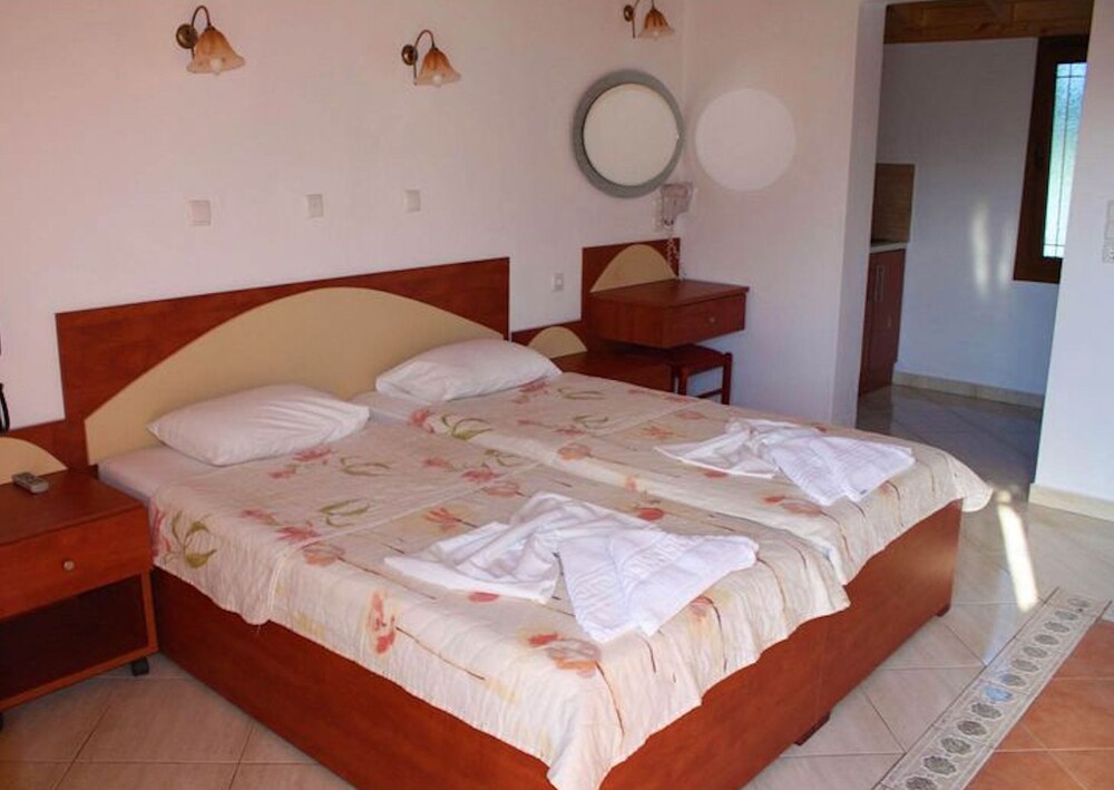 A Spacious and Bright Studio With Balcony photo 2