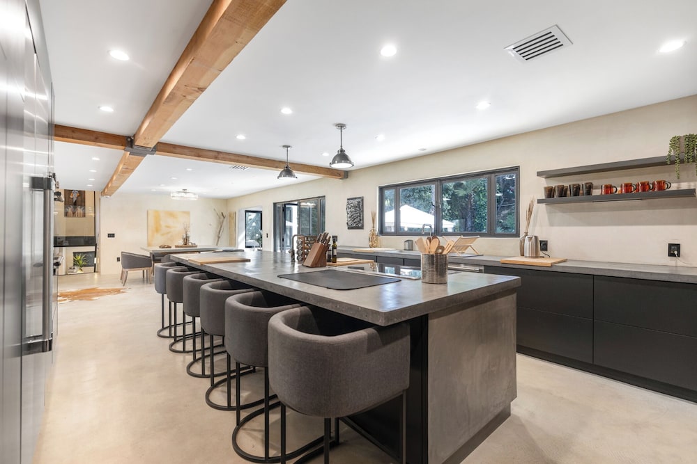 Del Campo Villa - 4BR Woodland Hills Gem With Pool and Cabana