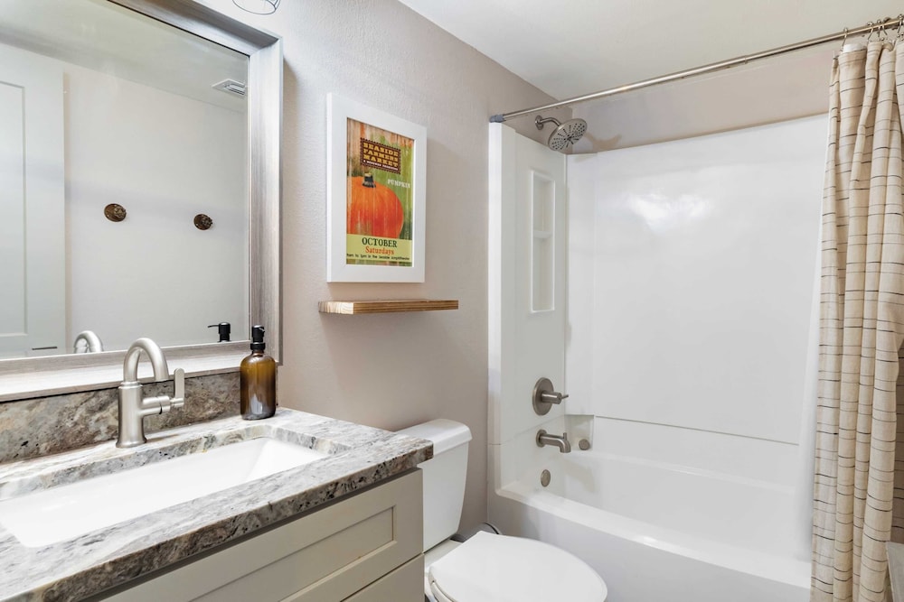2 Condos, Steps to the Beach Pool+hot Tub, Balcony Lounge Triton & Sea Haven