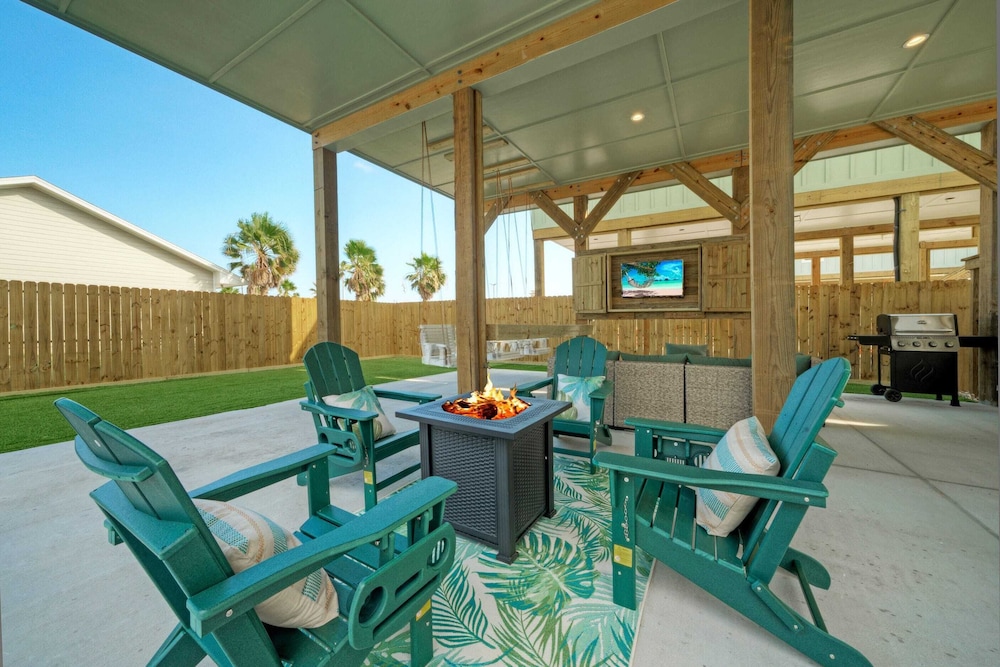 Pool, Firepit + Golf Cart Zone + Near Beach Looney Dunes by Avantstay