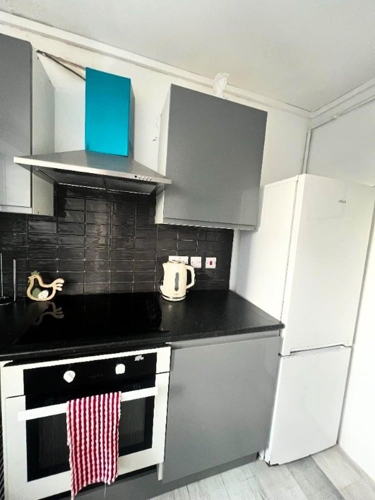 London Luxe Apartment - Spacious & Stylish