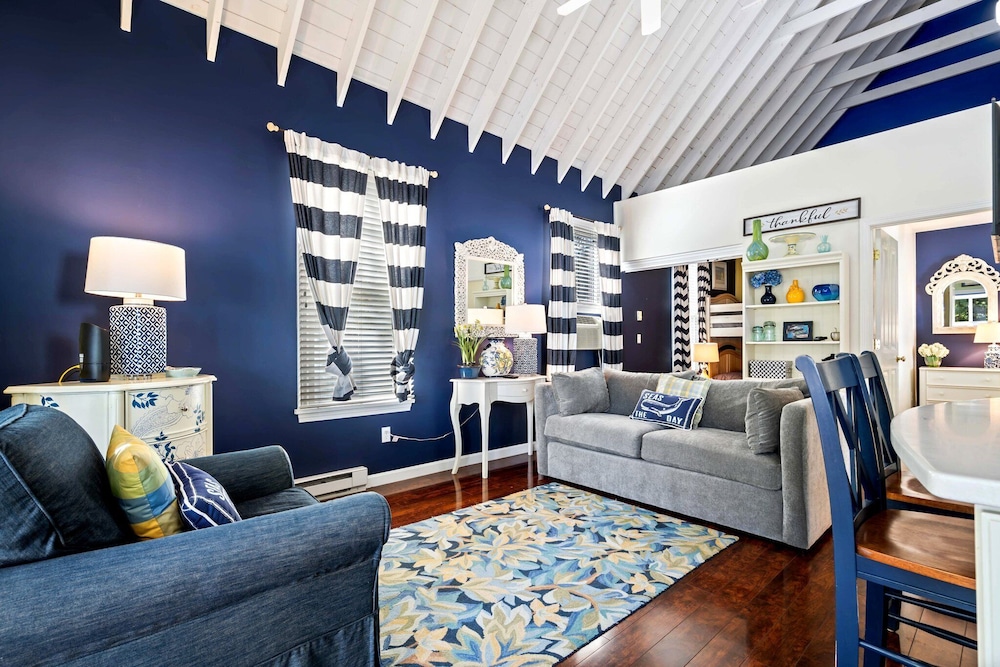 Captains Cottage Sleeps 6!